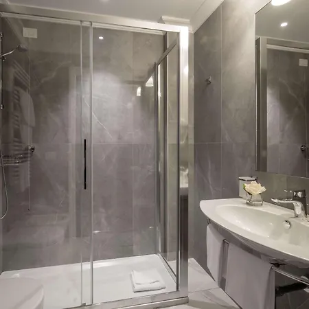 Hotel Shangri-la By Omnia