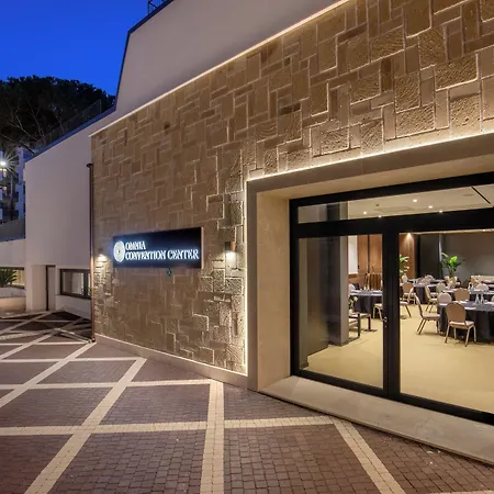 Hotel Shangri-la By Omnia 4*